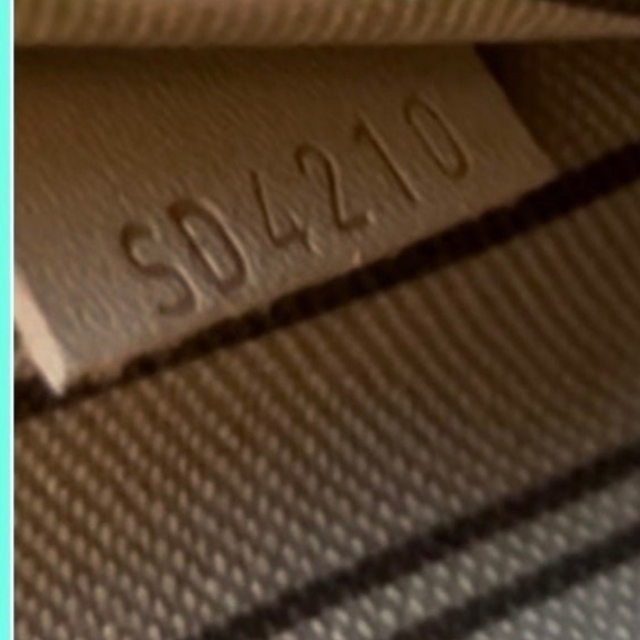 Louis Vuitton Neverfull Monogram Clutch
Large V AUTHENTICATED V Serial SD 4210 - Picture 4 of 5